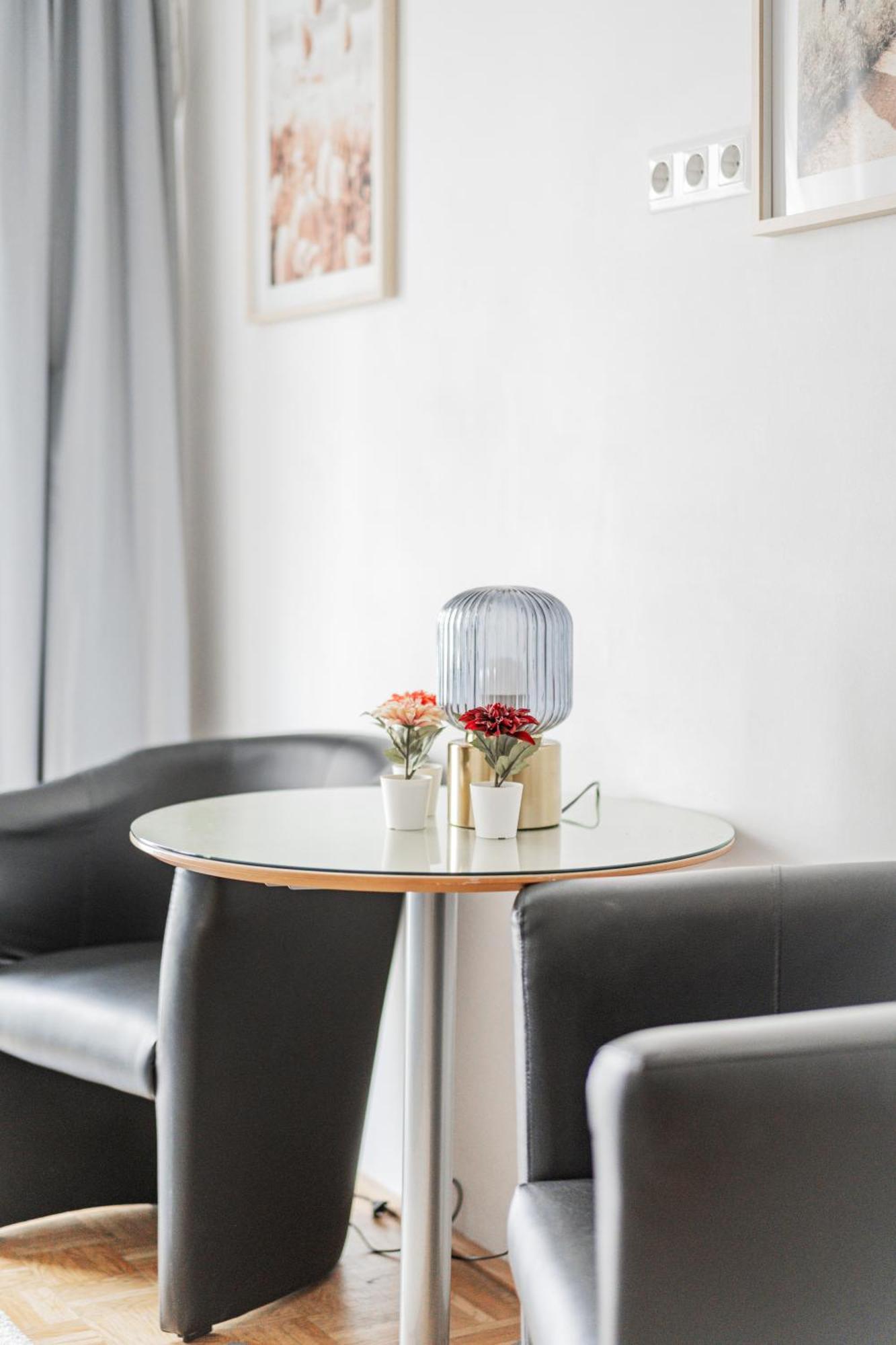 Апартаменты Studio Next To Karlskirche #17 Вена Экстерьер фото